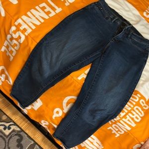 Size 6. No pets no smoking.